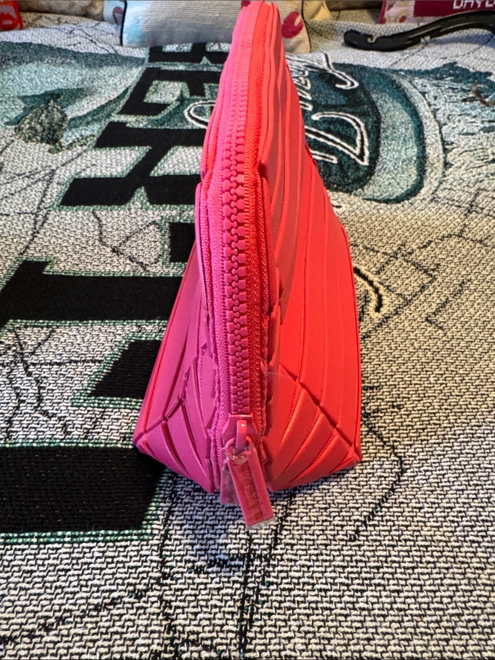 Parallelle Medium Carry-On Traveller Vibrant Hot Pink Zip Cosmetic Pouch - Picture 4 of 7